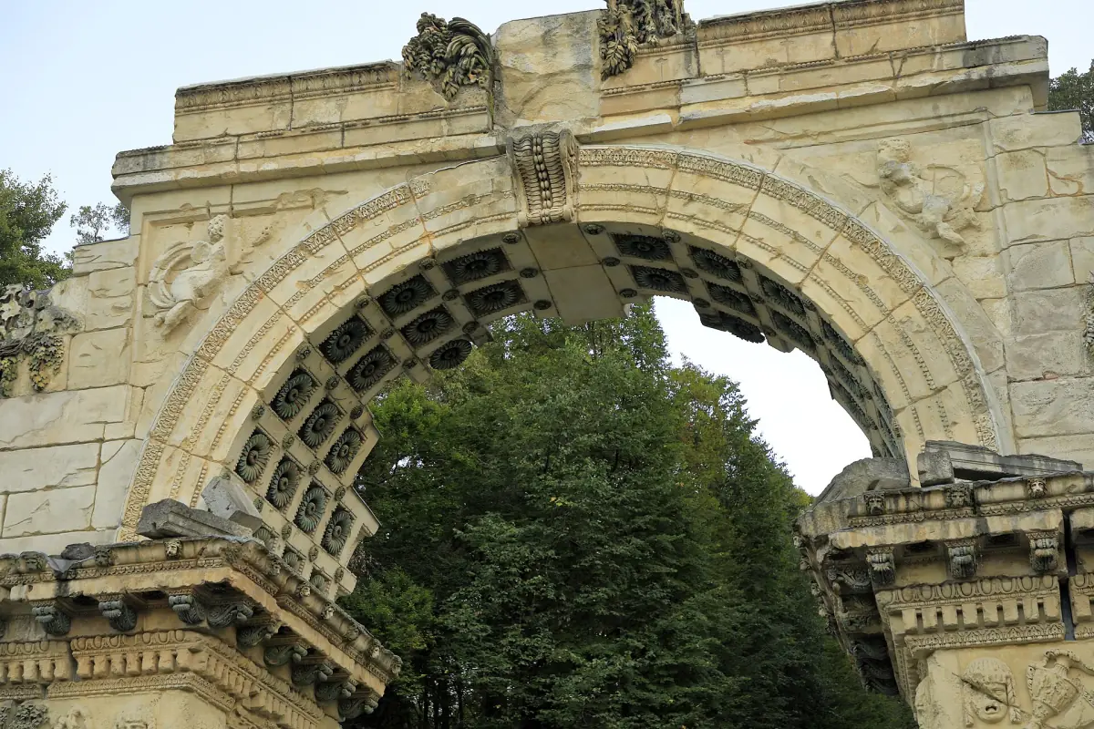 The arch of the Roman Ruin in the Schönbrunn park