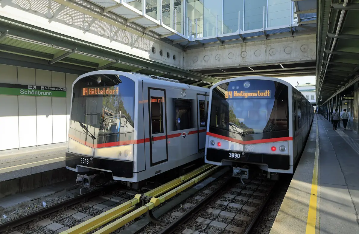 U4 trains at Schönbrunn station